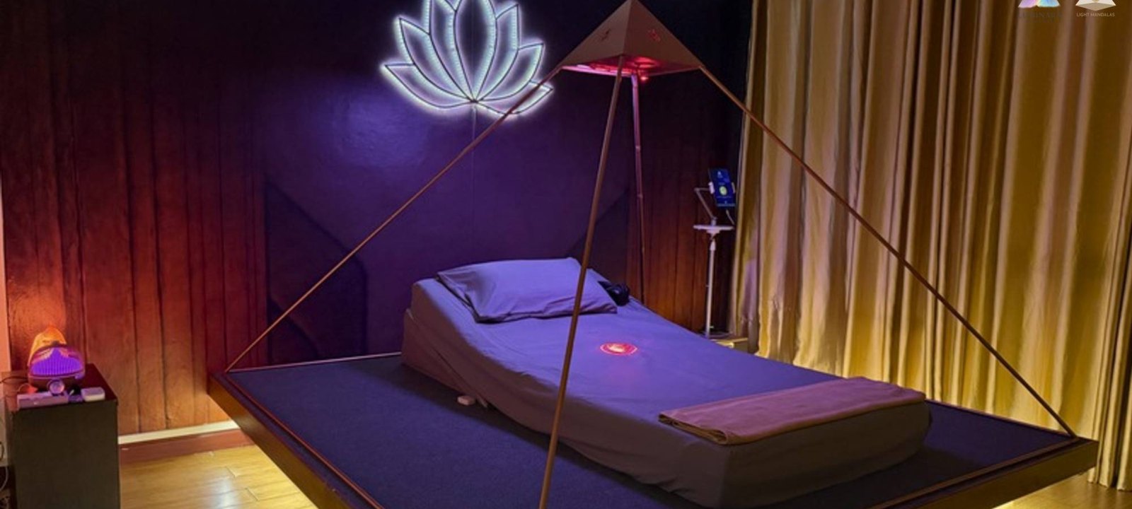 ห้องเซสชัน Luminara Pyramid — พีระมิดทองแดงและดอกบัวแสง ณ สถานที่ DEVESSA